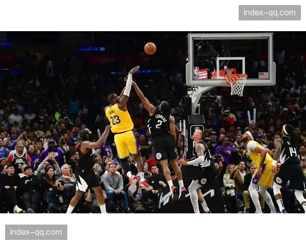 NBA常规赛：湖人险胜雄鹿，詹姆斯末节独得15分