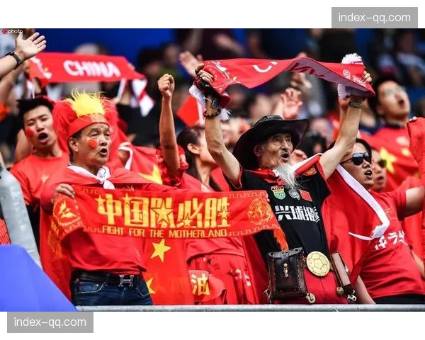 特写：终场哨响，提前保级成功的勒阿弗尔球员集体向看台致谢