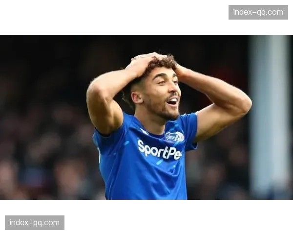 “埃弗顿边锋麦克尼尔接受专访，谈在保级压力下球队如何坚持两翼拉开宽度的战术纪律”